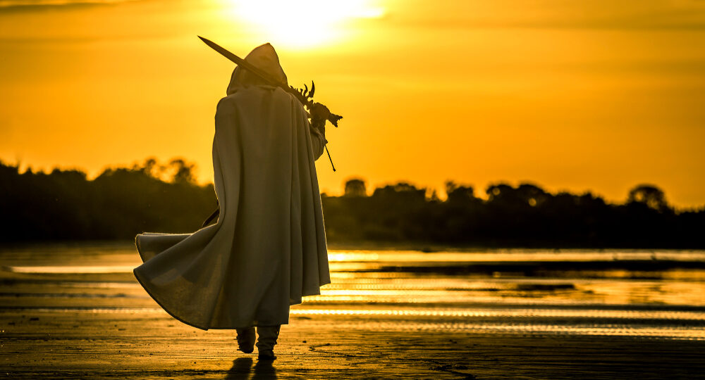 Portrait,Of,Assassin,In,White,Costume,With,The,Sword,At