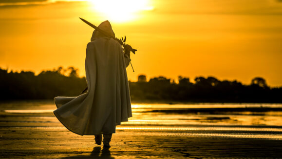 Portrait,Of,Assassin,In,White,Costume,With,The,Sword,At